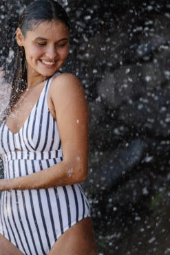 Badpak Voor Surfen Agatha Pagi Dubbele Rugverstelling -Aanbiedingen Trend Doek Winkel damesbadpak agatha marin met dubbele rugverstelling witgrijs 11